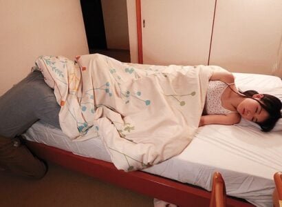 หลานสาววัยแรกรุ่นทำให้ลุงของเขาหลงใหลไม่สามารถละสายตาได้