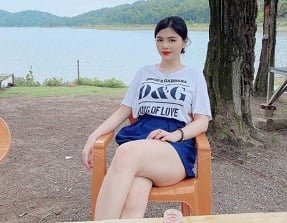 Huyen Anh และคนรักของเธอค้นพบห้องของเธอเองในช่วงวันหยุดที่ร้อนแรง