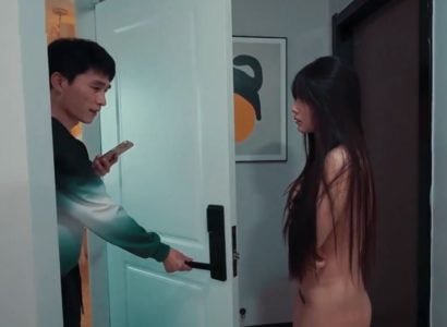คนทรยศล่อลวงเพื่อนบ้านของเธอถูกค้นพบโดยสามีของเธอ