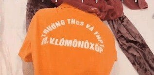 เด็กนักเรียน Lomonoxov ร้อนและไม่สร้างความรำคาญ