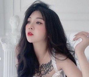 Phuong Min เล่นแกว่งในตอนกลางคืนกับแฟนของเธอบนเตียง